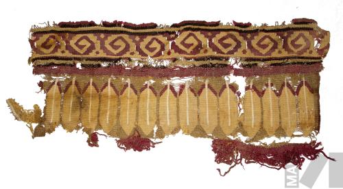 Fragmento de paño con flecos