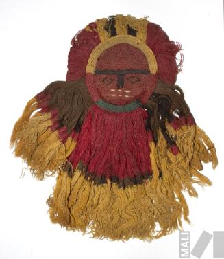 Adorno polícromo que representa a personaje antropomorfo