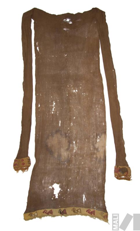 Taparrabo con flecos y diseño de personaje frontal con tocado, diseños de peces y aves