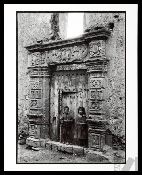 Portada de casa colonial en Oropesa