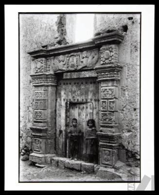 Portada de casa colonial en Oropesa