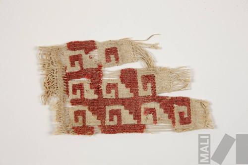 Fragmento de paño con motivo de triángulos escalonados con volutas