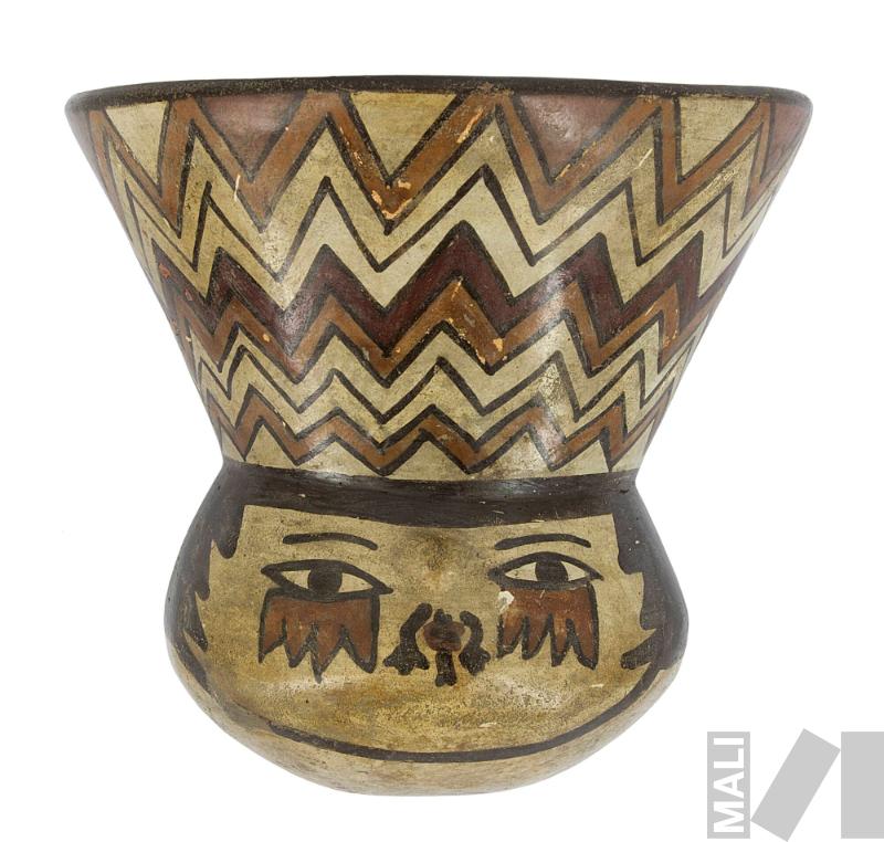 Vaso con representación de cabeza trofeo con tocado y pintura facial