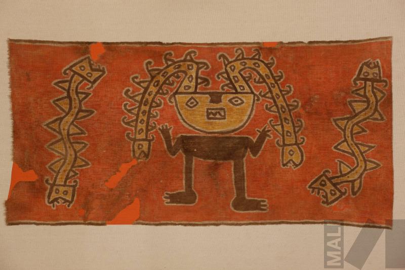 Paño decorado con personaje antropomorfo rodeado de serpientes bicéfalas