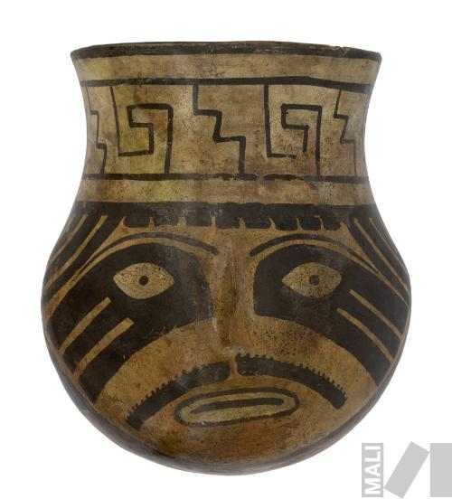 Vaso con representación de cabeza trofeo con barca y pintura facial