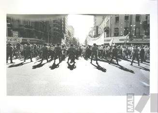 Sombras canas. 2da Marcha de la Resistencia. Buenos Aires 9/10 de diciembre de 1982. Serie El Siluetazo