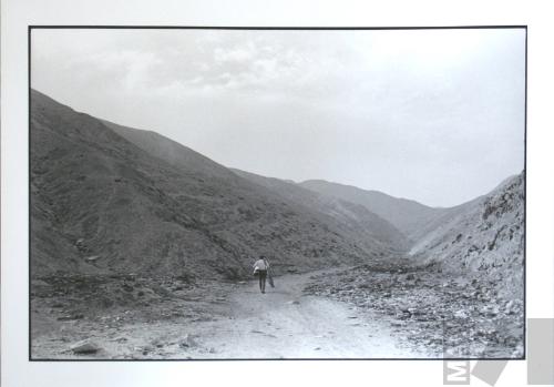 Ricardo Wiesse camino a la quebrada de Cieneguilla. Serie Cantuta