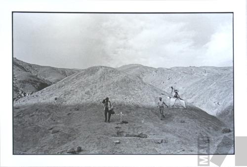 Ricardo Wiesse y colaboradores interviniendo la quebrada de Cieneguilla. Serie Cantuta