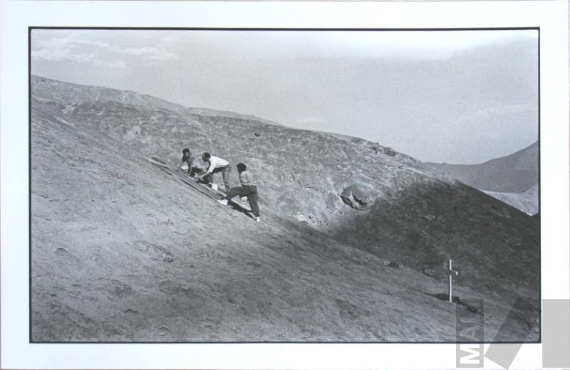 Ricardo Wiesse y colaboradores interviniendo la quebrada de Cieneguilla. Serie Cantuta