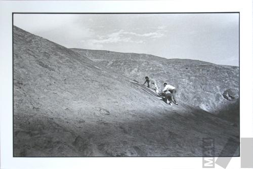 Ricardo Wiesse y colaboradores interviniendo la quebrada de Cieneguilla. Serie Cantuta