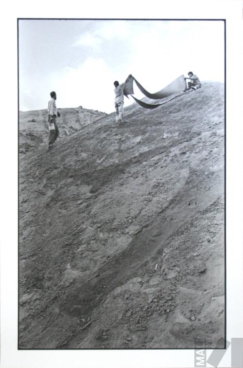 Ricardo Wiesse y colaboradores interviniendo la quebrada de Cieneguilla. Serie Cantuta