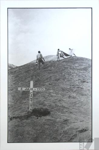 Ricardo Wiesse y colaboradores interviniendo la quebrada de Cieneguilla. Serie Cantuta