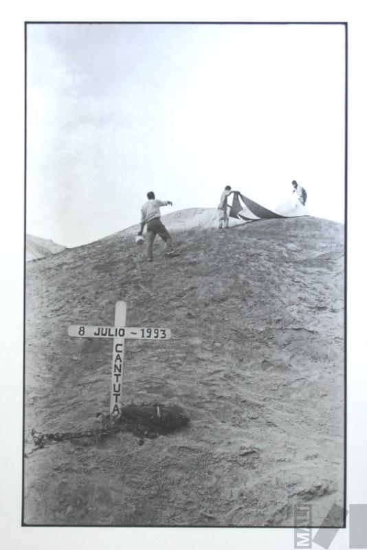 Ricardo Wiesse y colaboradores interviniendo la quebrada de Cieneguilla. Serie Cantuta