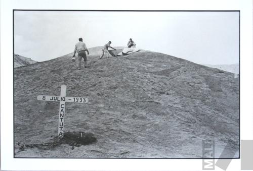 Ricardo Wiesse y colaboradores interviniendo la quebrada de Cieneguilla. Serie Cantuta