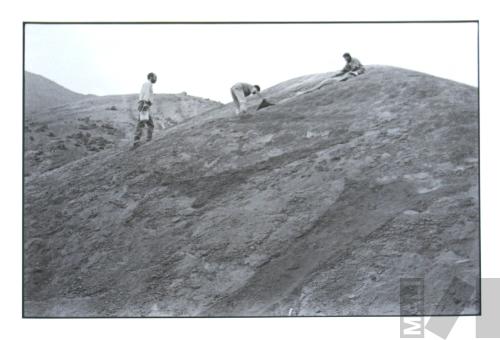 Ricardo Wiesse y colaboradores interviniendo la quebrada de Cieneguilla. Serie Cantuta