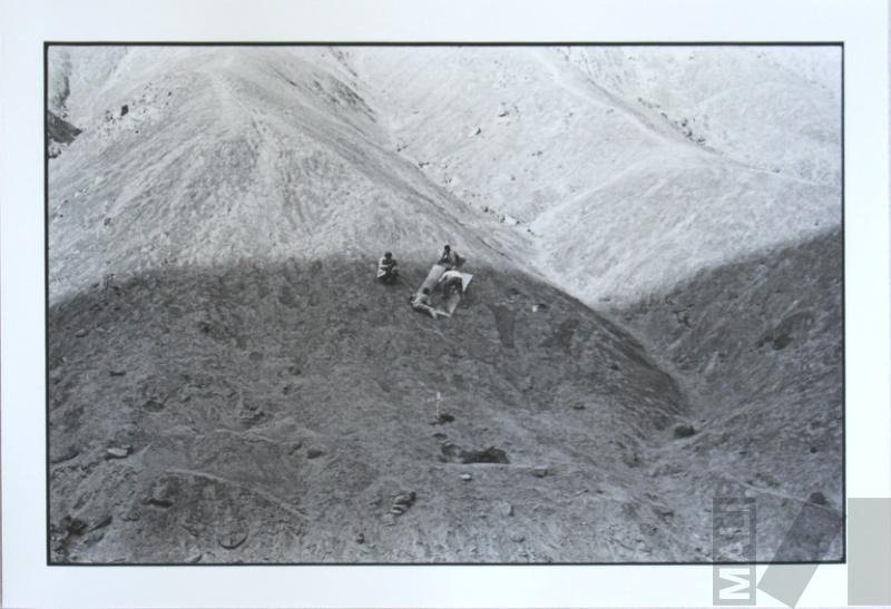 Ricardo Wiesse y colaboradores interviniendo la quebrada de Cieneguilla. Serie Cantuta