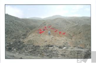 Ricardo Wiesse y colaboradores interviniendo la quebrada de Cieneguilla. Serie Cantuta