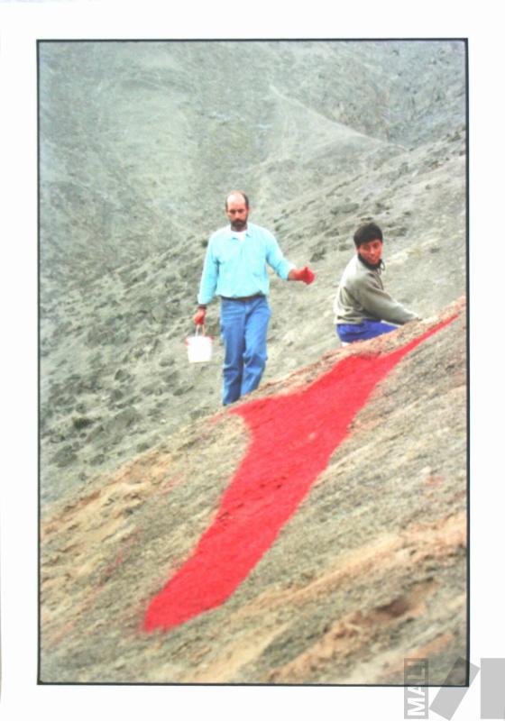 Ricardo Wiesse y colaboradores interviniendo la quebrada de Cieneguilla. Serie Cantuta