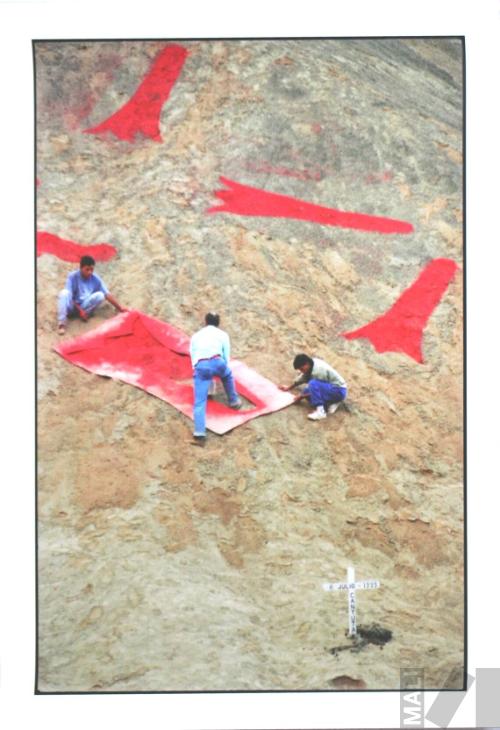 Ricardo Wiesse y colaboradores interviniendo la quebrada de Cieneguilla. Serie Cantuta