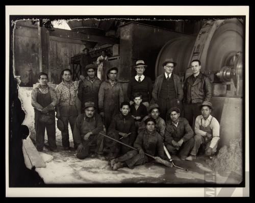 Trabajadores con el supervisor americano en la planta de Cerro de Pasco