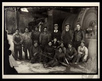 Trabajadores con el supervisor americano en la planta de Cerro de Pasco