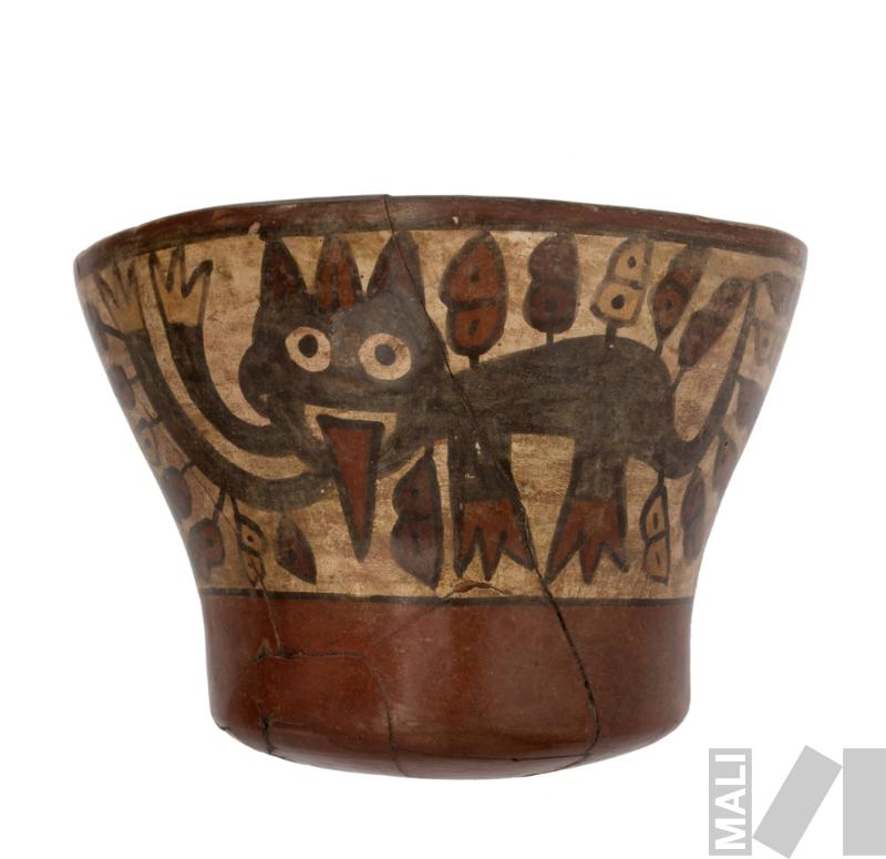 Taza con representación de felino con frutos brotando de su cuerpo