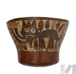 Taza con representación de felino con frutos brotando de su cuerpo