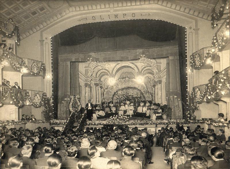 Palco escénico en la noche de los Juegos Florales, Arequipa