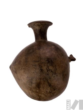 Botella de cuerpo escultórico representando un fruto y criatura zoomorfa