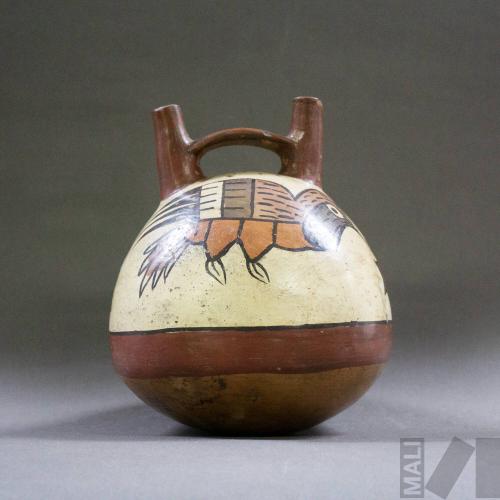 Botella de doble pico y asa puente con motivos de aves y flores