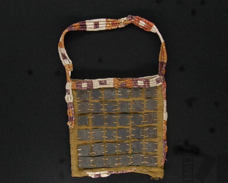 Chuspa con aplicaciones de cuentas y láminas de metal