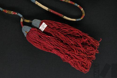 Cuatro cintas con borlas