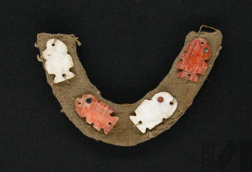 Adorno con aplicaciones de concha