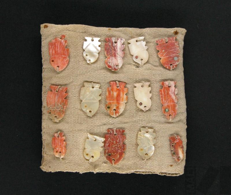 Chuspa con aplicaciones de concha