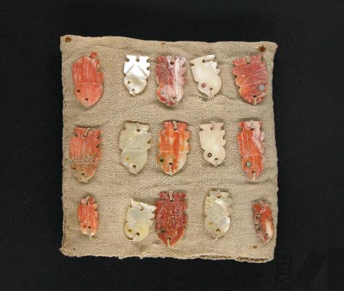 Chuspa con aplicaciones de concha