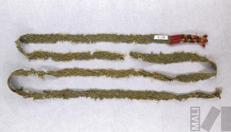 Cinta con diseño chevrón y flecos tubulares en un extremo