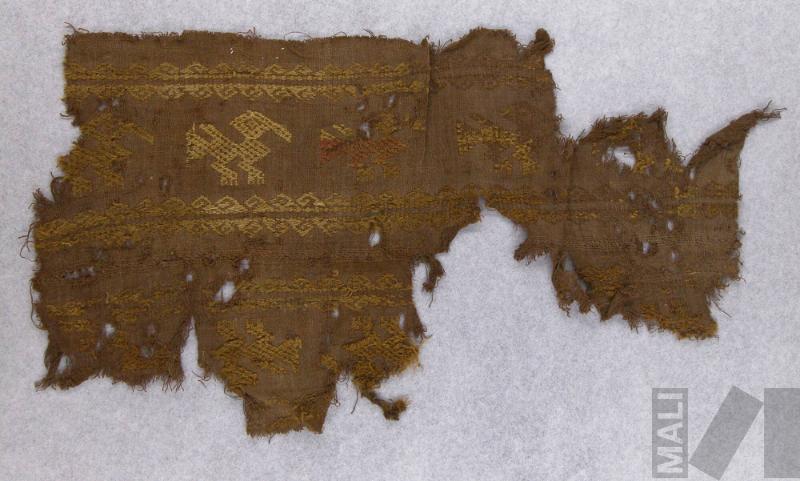 Fragmento de paño con decoración bordada de diseños de aves de perfil en banda