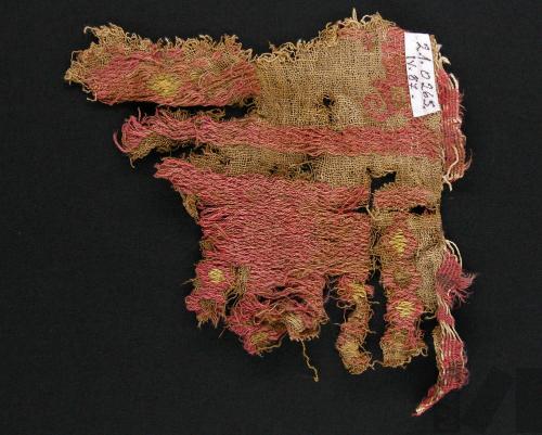 Fragmento de paño con diseños de olas y rombos