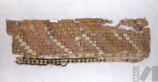 Fragmento de paño con decoración polícroma con diseños de cuadrados