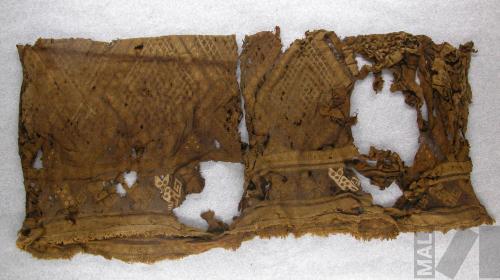 Unku con diseños romboidales y de felinos