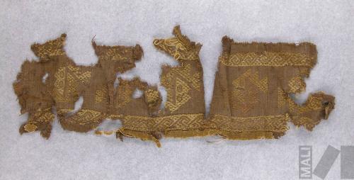 Fragmento de paño con decoración bordada de diseños zoomorfos