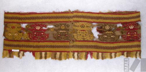 Fragmento de paño con motivos de personajes humanos y flecos