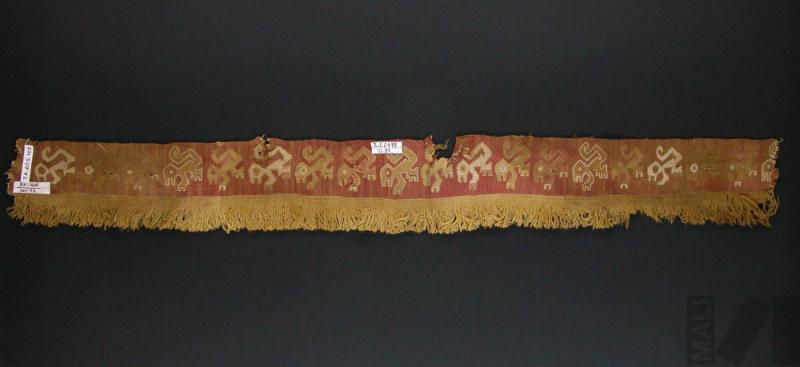 Fragmento de banda con decoración polícroma de diseños zoomorfos