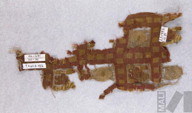 Fragmento de paño polícromo con diseños de personajes antropomorfos