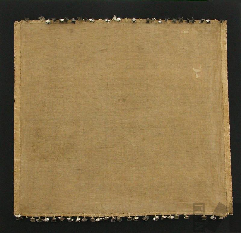 Unku en tela llana con aplicaciones de borlas de cobre