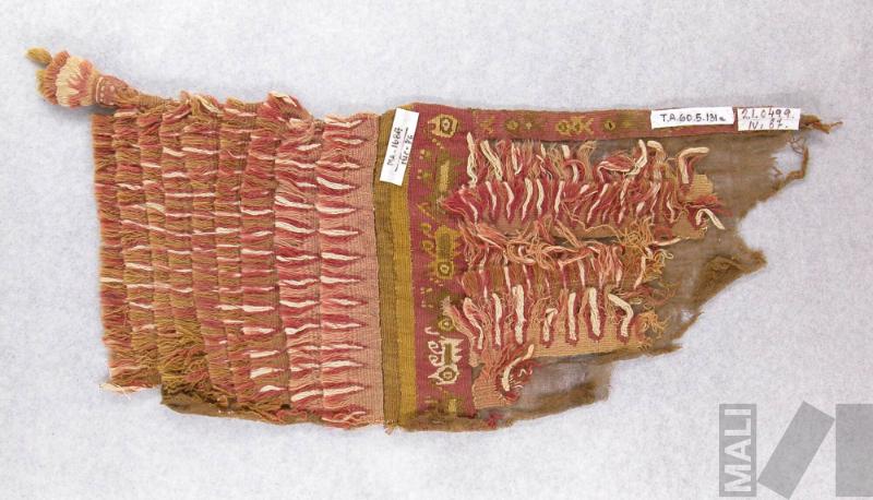 Fragmento de paño polícromo con flecos sobre la tela llana y diseños zoomorfos y  aves