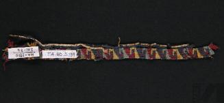 Fragmento de cinta con diseño de olas escalonadas