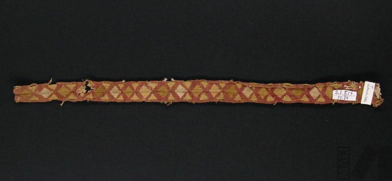 Fragmento de cinta polícroma con diseños de rombos y triángulos