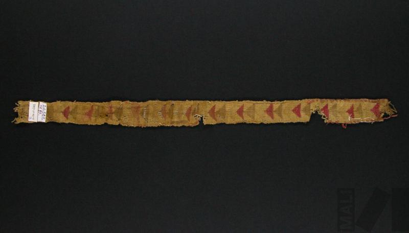 Fragmento de cinta con decoración de diseños de triángulos