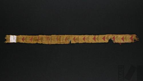 Fragmento de cinta con decoración de diseños de triángulos